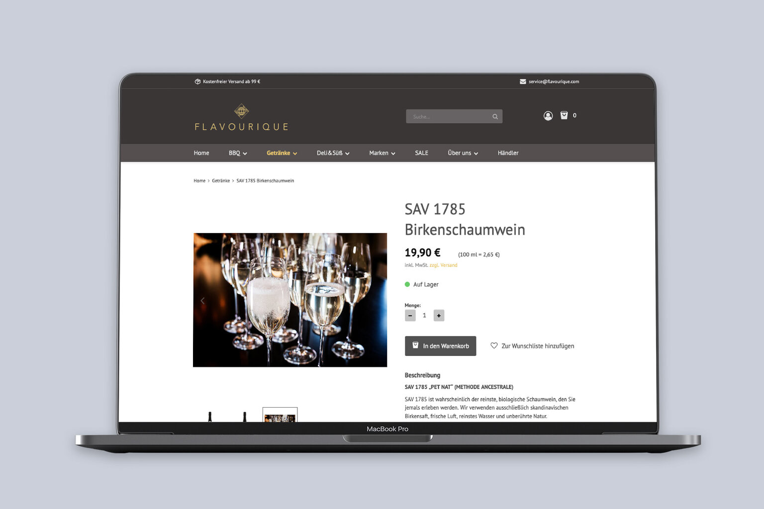 Mockup eines Laptops mit geöffneter Flavourique Produktseite – edle Produktdarstellung mit Flaschen-Set.